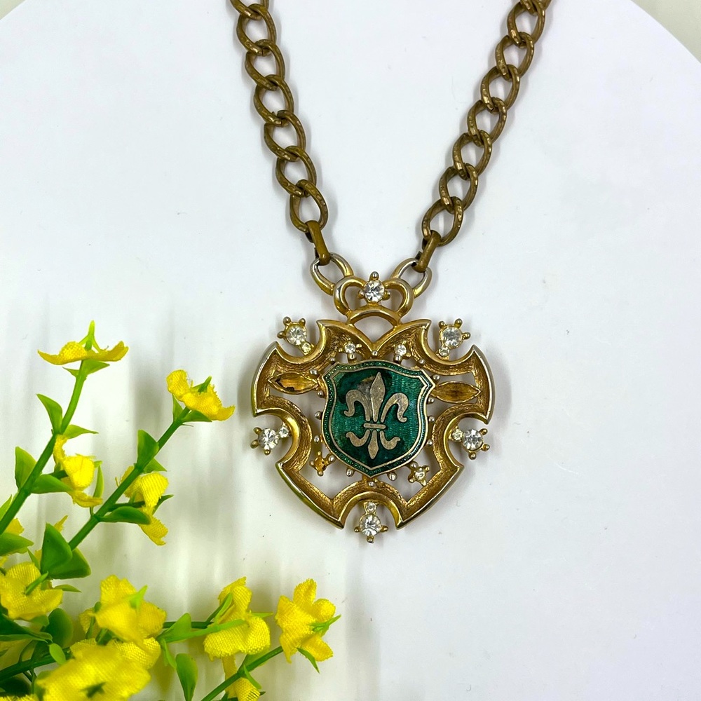 Elegant Gold and Green Pendant Necklace